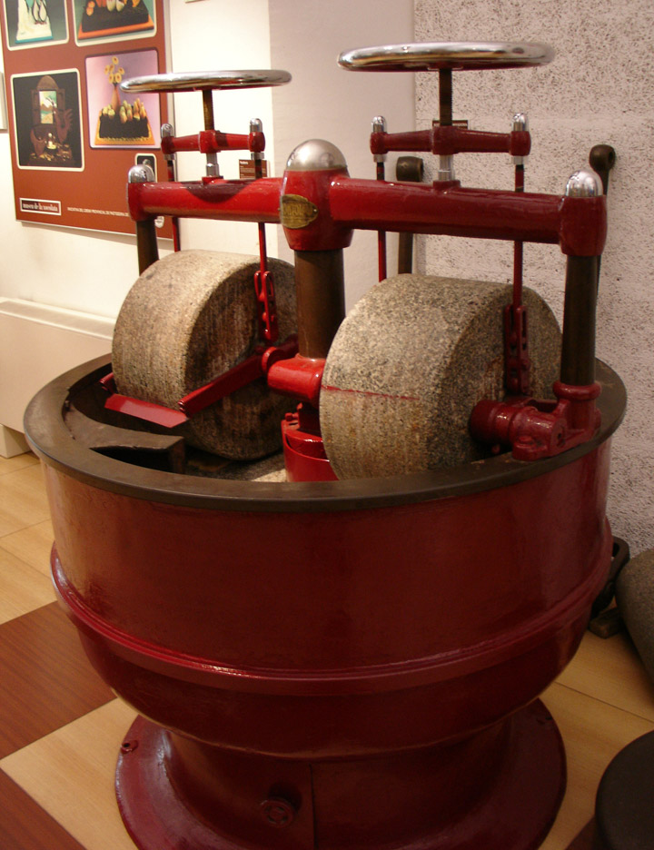 File:Chocolate grinder at the Barcelona chocolate museum