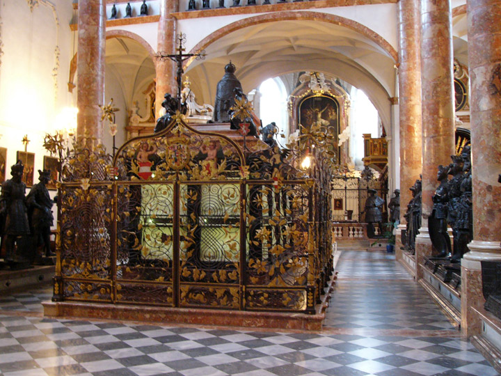 Innsbruck le tombeau vide de l'empereur Maximilien 1er de Habsbourg