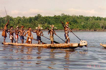 asmat1.jpg (63510 bytes)