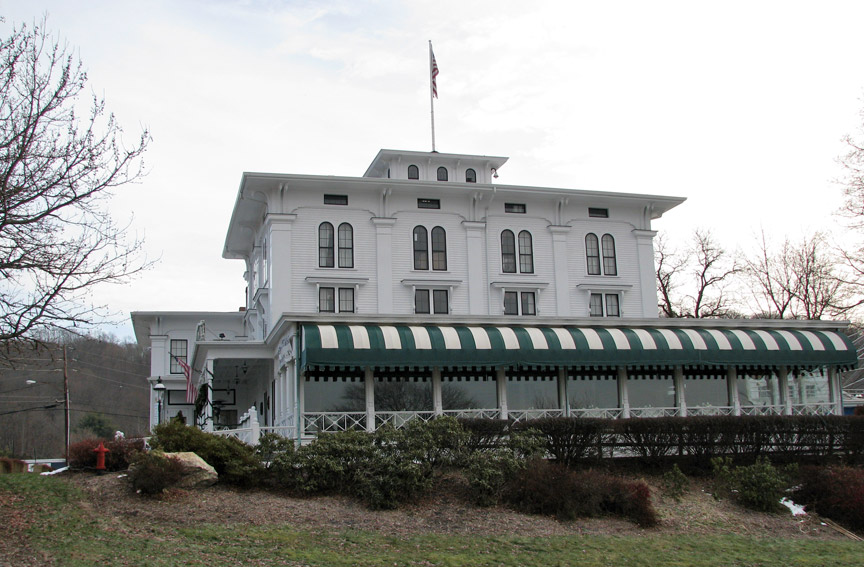 how big is the goodspeed opera house